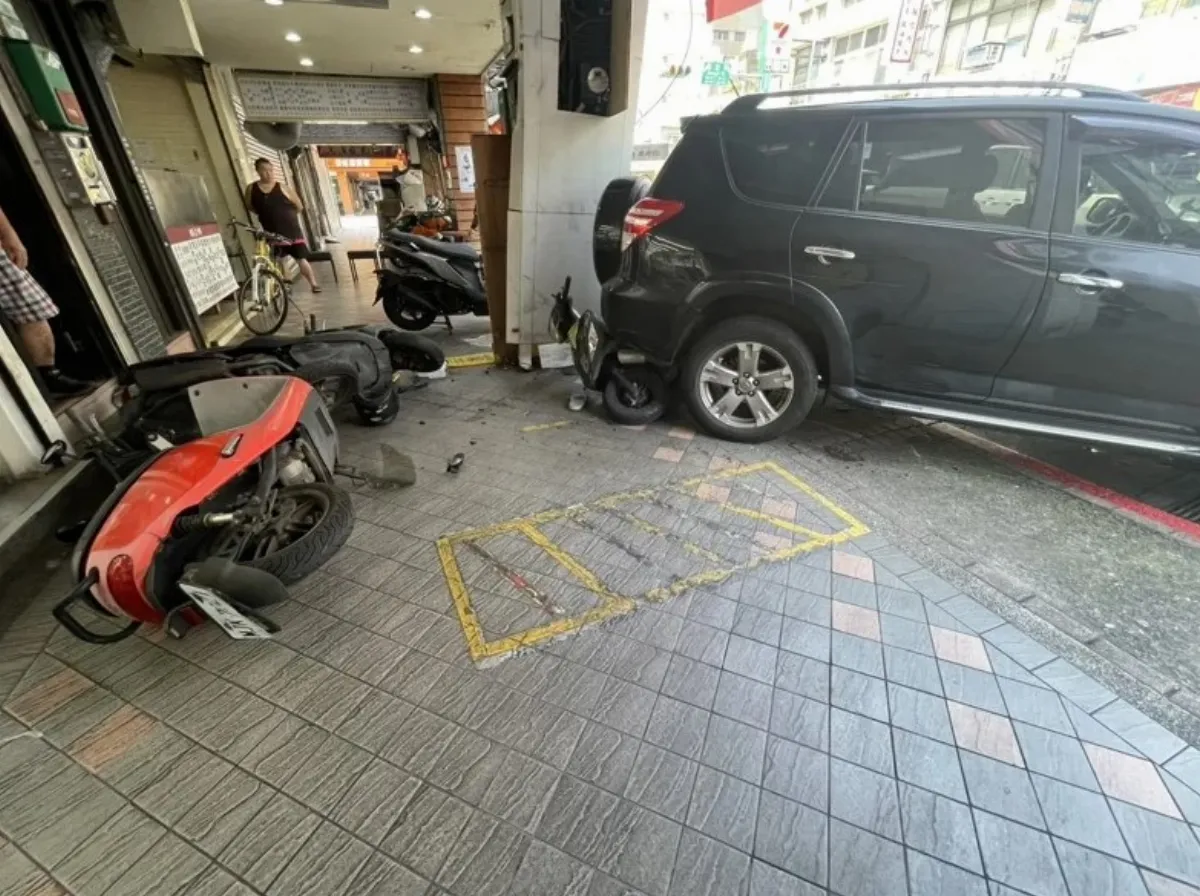 又發生車輛暴衝   7旬長者駕休旅車撞進騎樓